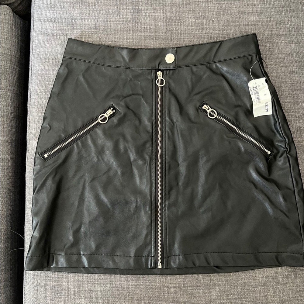 💛 bundle at $4 Leather skirt- NEW